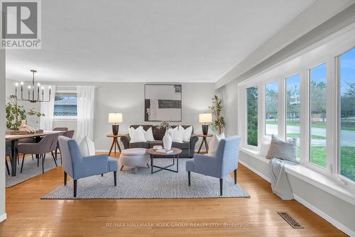 67 Devins Drive, Aurora, ON - Indoor Photo Showing Living Room