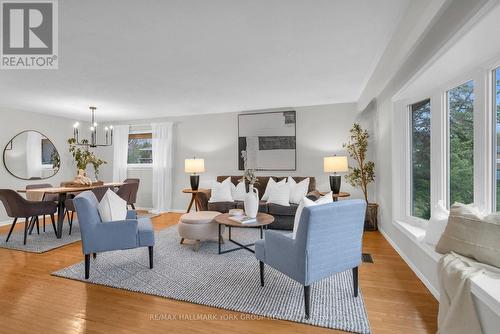 67 Devins Drive, Aurora, ON - Indoor Photo Showing Living Room
