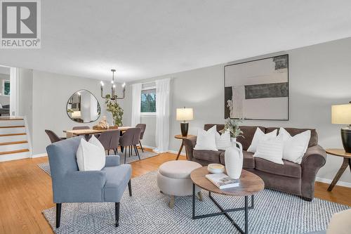 67 Devins Drive, Aurora, ON - Indoor Photo Showing Living Room