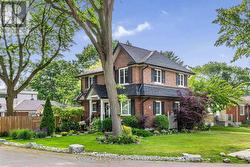 33 MCINTOSH AVENUE Toronto, ON M8Y 3E1