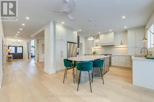 4267 Sarazen Drive, Burlington, ON - Indoor Photo Showing Kitchen With Upgraded Kitchen