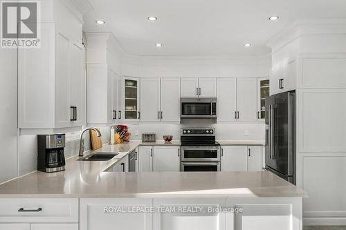 8 Thunderbird Crescent, Ottawa, ON - Indoor Photo Showing Kitchen With Double Sink With Upgraded Kitchen