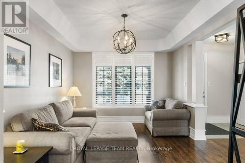 8 Thunderbird Crescent, Ottawa, ON - Indoor Photo Showing Living Room
