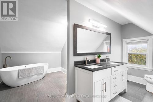 553 Gilmour Street, Ottawa, ON - Indoor Photo Showing Bathroom