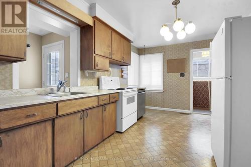 2018 Olympia Crescent, Ottawa, ON - Indoor Photo Showing Kitchen