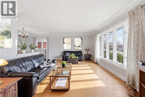 62 Grenadier Drive, Hamilton, ON - Indoor Photo Showing Living Room
