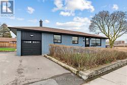 2 DEL RIA ROAD Toronto, ON M6L 1M1