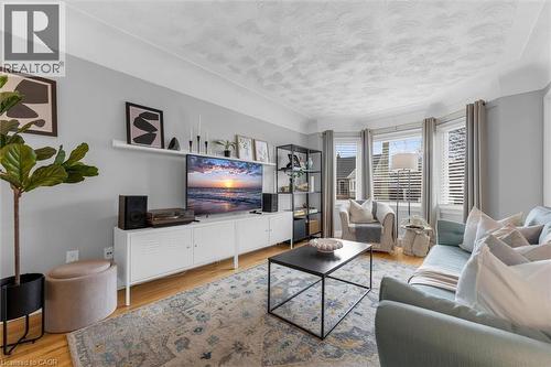 189 East 14Th Street, Hamilton, ON - Indoor Photo Showing Living Room