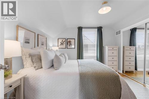 189 East 14Th Street, Hamilton, ON - Indoor Photo Showing Bedroom