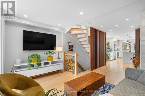 81 Armstrong Street, Ottawa, ON - Indoor Photo Showing Living Room