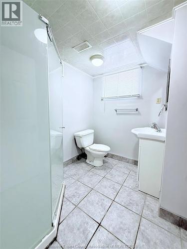 1943 Olive, Windsor, ON - Indoor Photo Showing Bathroom
