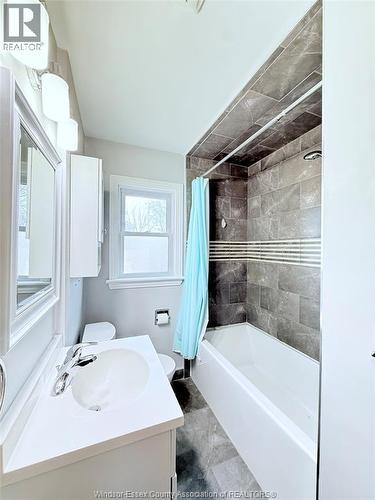 1943 Olive, Windsor, ON - Indoor Photo Showing Bathroom