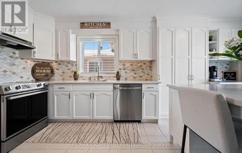 39 Colonial Crescent, Grimsby, ON - Indoor Photo Showing Kitchen With Stainless Steel Kitchen With Upgraded Kitchen