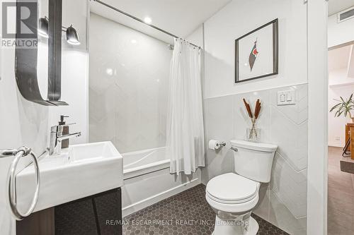 153 Elgin Street, Hamilton, ON - Indoor Photo Showing Bathroom