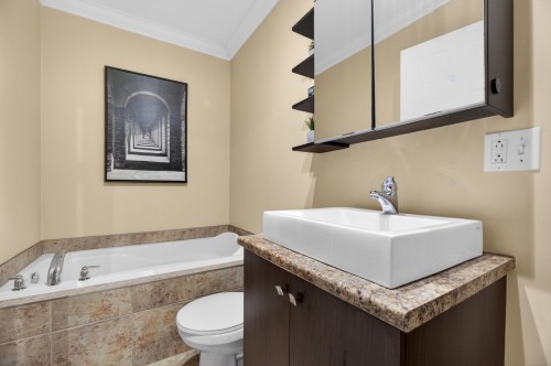 Chambre à coucher principale - 6434 Rue Claudel, Brossard, QC - Indoor Photo Showing Bathroom