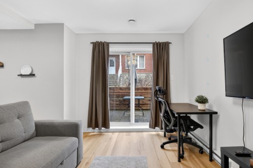 Salon - 6434 Rue Claudel, Brossard, QC - Indoor