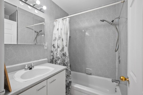 Bathroom - 6014  - 6016 Rue Houde, Montréal (Montréal-Nord), QC - Indoor Photo Showing Bathroom
