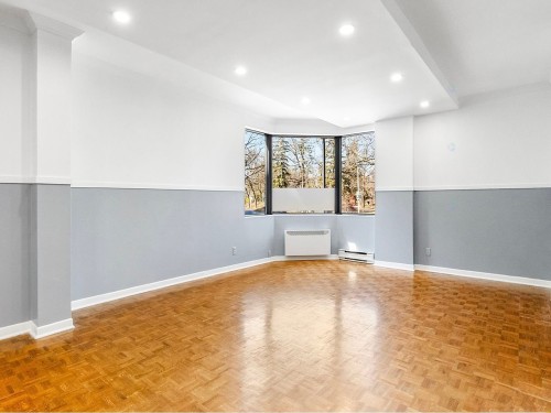 Living Room - 104-5700 Av. Rembrandt, Côte-Saint-Luc, QC - Indoor Photo Showing Other Room
