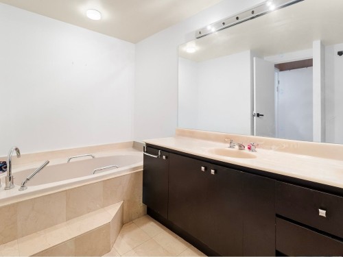 Bathroom - 104-5700 Av. Rembrandt, Côte-Saint-Luc, QC - Indoor Photo Showing Bathroom