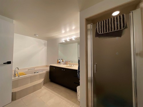 Bathroom - 104-5700 Av. Rembrandt, Côte-Saint-Luc, QC - Indoor Photo Showing Bathroom