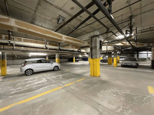 Parking - 104-5700 Av. Rembrandt, Côte-Saint-Luc, QC - Indoor Photo Showing Garage