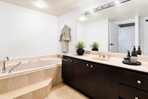 Bathroom - 104-5700 Av. Rembrandt, Côte-Saint-Luc, QC - Indoor Photo Showing Bathroom