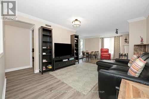 Living Room - 202 - 939 North River Road, Ottawa, ON - Indoor Photo Showing Living Room