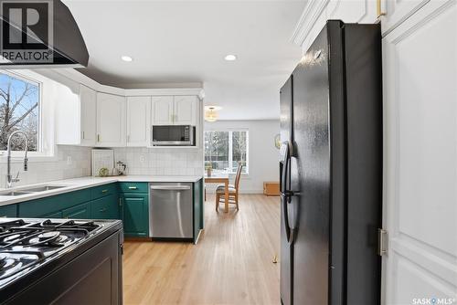 418 Pinehouse Drive, Saskatoon, SK - Indoor Photo Showing Kitchen With Double Sink