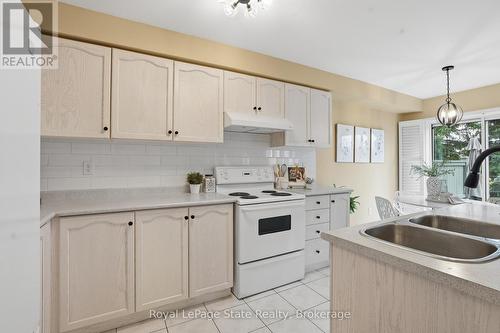 38 - 2665 Thomas Street, Mississauga (Central Erin Mills), ON - Indoor Photo Showing Kitchen With Double Sink