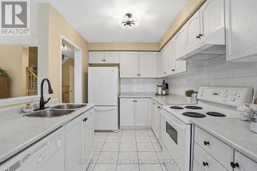 38 - 2665 Thomas Street, Mississauga (Central Erin Mills), ON - Indoor Photo Showing Kitchen With Double Sink