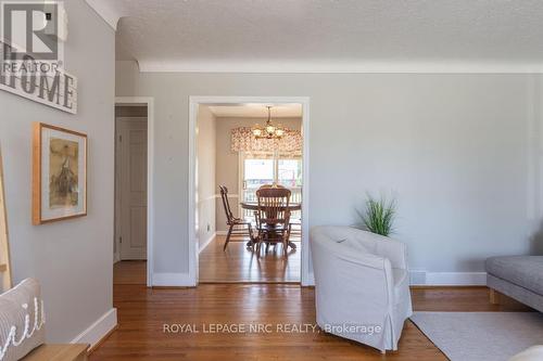 10 Ridgeview Avenue, St. Catharines, ON - Indoor Photo Showing Living Room