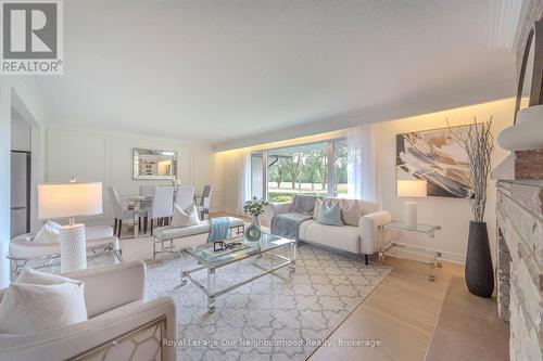 1253 Melton Drive, Mississauga, ON - Indoor Photo Showing Living Room