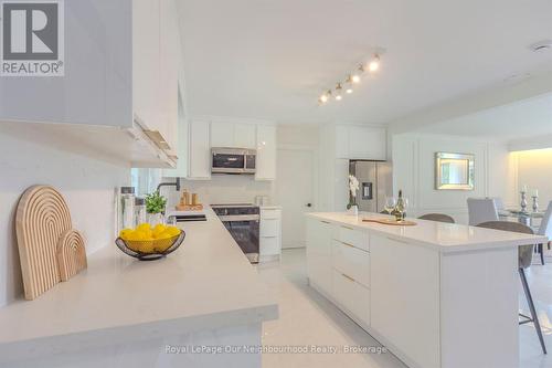 1253 Melton Drive, Mississauga, ON - Indoor Photo Showing Kitchen With Upgraded Kitchen