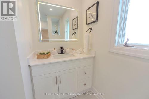 1253 Melton Drive, Mississauga, ON - Indoor Photo Showing Bathroom