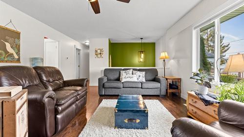 2107 Ash Street, Creston, BC - Indoor Photo Showing Living Room