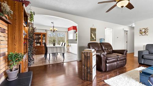 2107 Ash Street, Creston, BC - Indoor Photo Showing Living Room