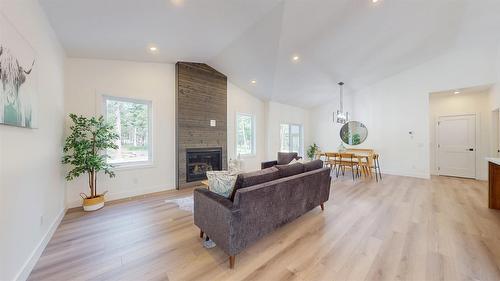 427 Wildstone Close, Cranbrook, BC - Indoor Photo Showing Living Room With Fireplace