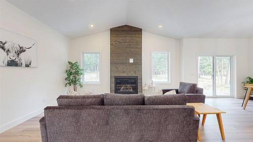 427 Wildstone Close, Cranbrook, BC - Indoor Photo Showing Living Room With Fireplace