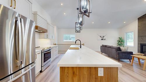 427 Wildstone Close, Cranbrook, BC - Indoor Photo Showing Kitchen With Fireplace With Upgraded Kitchen