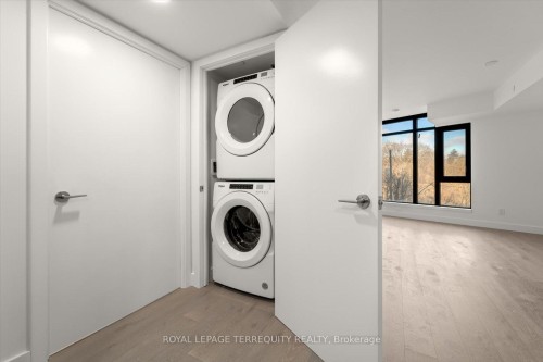 213-160 Kingsway Crescent, Toronto, ON - Indoor Photo Showing Laundry Room
