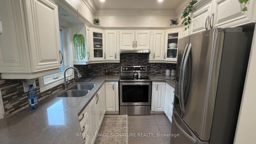 874 Mantle Crescent, Mississauga, ON - Indoor Photo Showing Kitchen With Double Sink With Upgraded Kitchen