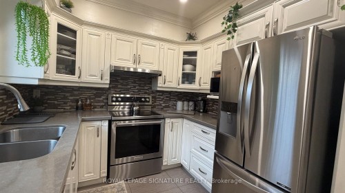 874 Mantle Crescent, Mississauga, ON - Indoor Photo Showing Kitchen With Double Sink