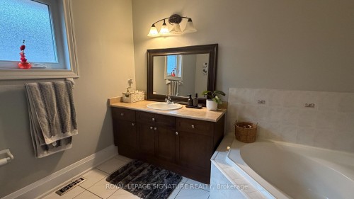 874 Mantle Crescent, Mississauga, ON - Indoor Photo Showing Bathroom