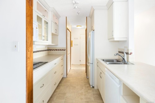 301-9942 Daniel St, Chemainus, BC - Indoor Photo Showing Kitchen With Double Sink