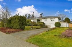2218 EDGELOW St Saanich, BC V8N 1R5