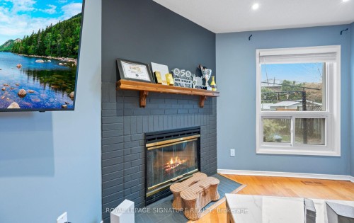7147 Harding Crescent, Mississauga, ON - Indoor Photo Showing Living Room With Fireplace
