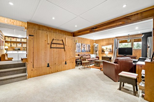 Salle familiale - 177 Rue Cachée, Mont-Tremblant, QC 