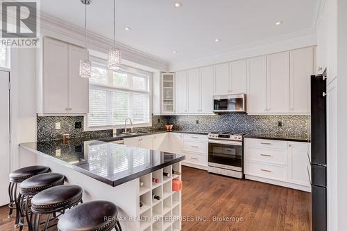1842 Pagehurst Avenue, Mississauga, ON - Indoor Photo Showing Kitchen With Upgraded Kitchen