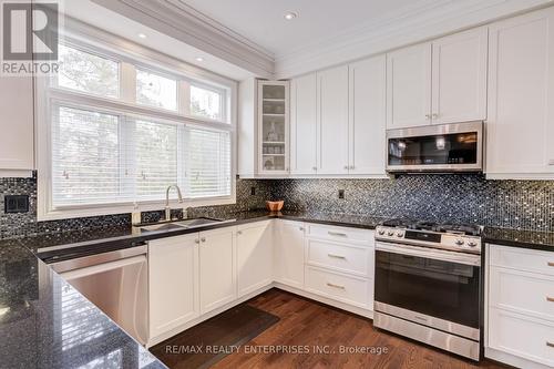 1842 Pagehurst Avenue, Mississauga, ON - Indoor Photo Showing Kitchen With Double Sink With Upgraded Kitchen