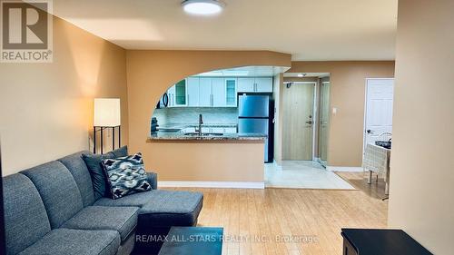 402 - 7601 BATHURST STREET  Vaughan, ON L4J 4H5